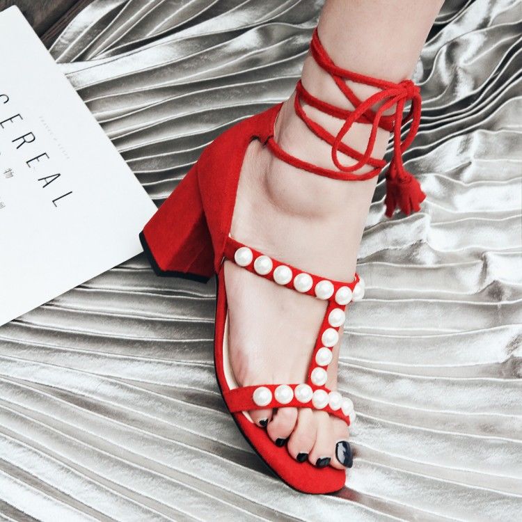 纤细脚踝很撩人，穿上绑带凉鞋，拉长双腿，盈盈一握的玉足惹人怜