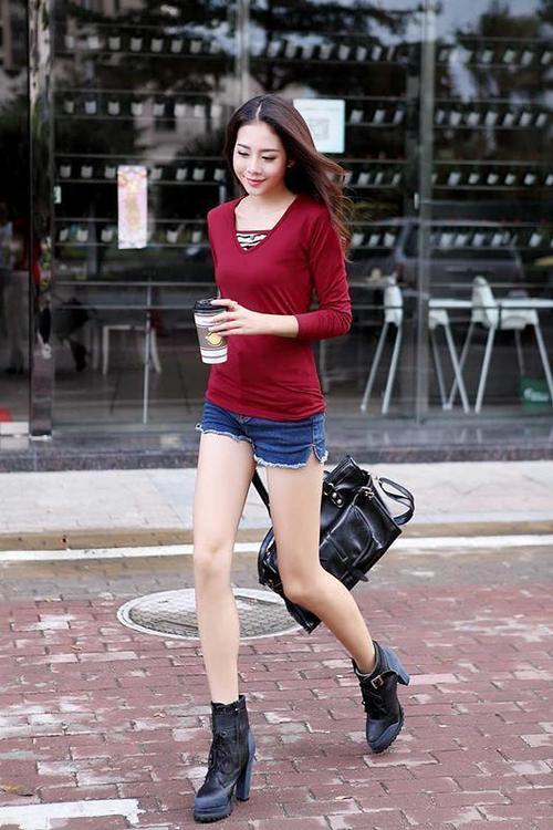 街拍 美女最尴尬的是丰满的上身使得短袖露出肚脐，真是一言难尽