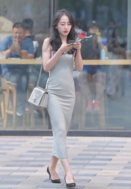  时尚女生们|一条款式简约的长裙，一段优雅清爽的回忆