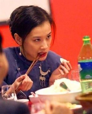 『包袱』董璇穿性感迷人晚礼服吃辣皮,一根接一根,不在意偶像包袱