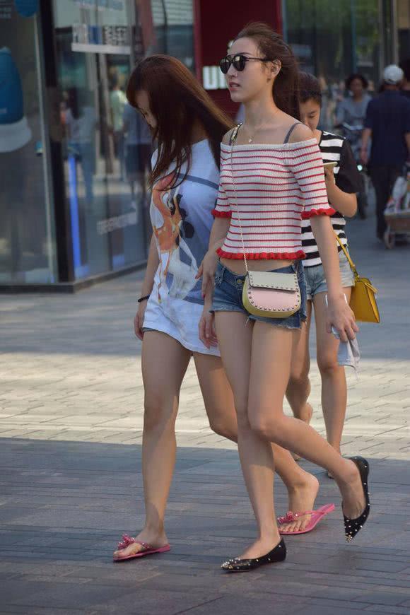 街拍:穿着自带唯美气质的小姐姐,整个人落落大方!