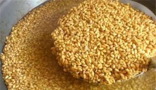  『钓获』如何把鲫鱼快速钓获上岸？打窝方式很关键