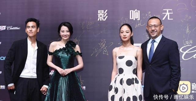 许晴出席活动，穿半露肩百褶裙清纯如少女，真不像快50岁的女人！