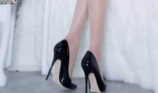 富有优雅气息的尖头细跟，不仅显高还有韵味