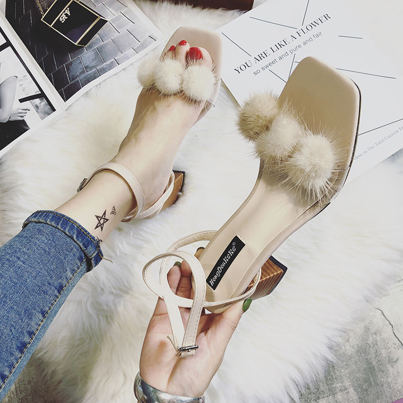 马蹄跟凉鞋真是懒人必备，上脚清爽，搭啥衣服都好看