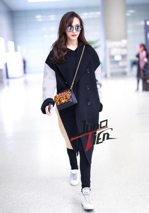 唐嫣机场秀终于不戴帽子了，网友：发际线太辣眼，和杨幂有得一拼