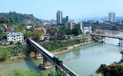  「相形见绌」中国这两座小城与越南隔河相望，城建让对岸的越南