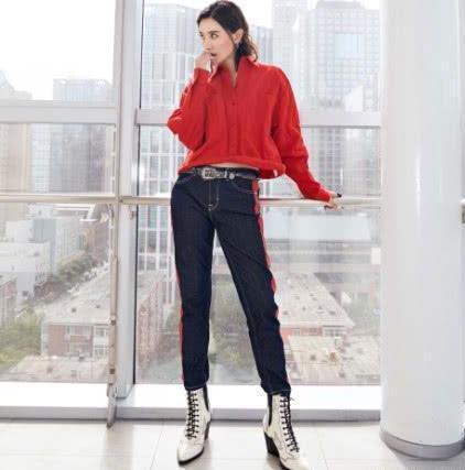 宋佳真会穿 一身潇洒帅气江边秀长腿 网友: 看得我都喜欢上她了