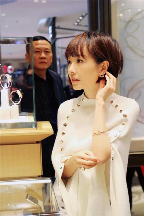 看了贾玲的裙子，再看看鲁豫，网友：吓得我赶紧放弃了减肥！