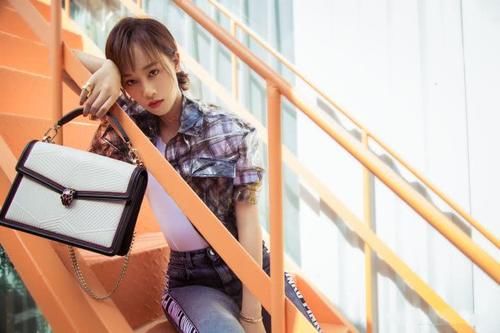 蓝盈莹穿小黄裙大秀好身材,大长腿超吸晴,身材比例真好!