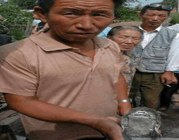 农村男子盖新房无意挖出旧坛子,打开第二个时候,大家都眼红了！