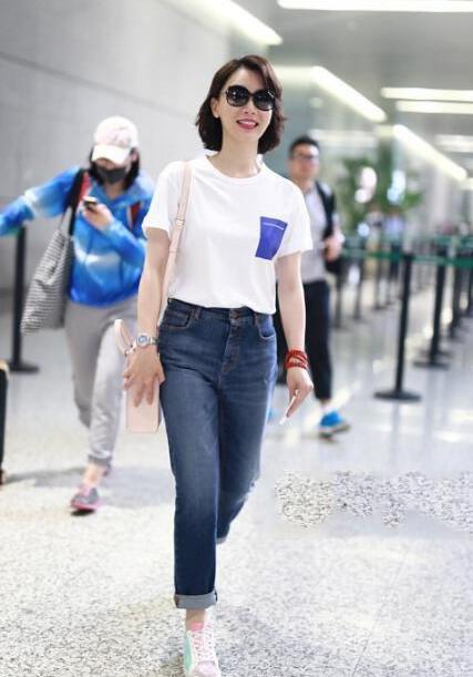 41岁陈数白T搭牛仔裤, 简装就穿出知性时尚风, 网友: 只有20岁吧