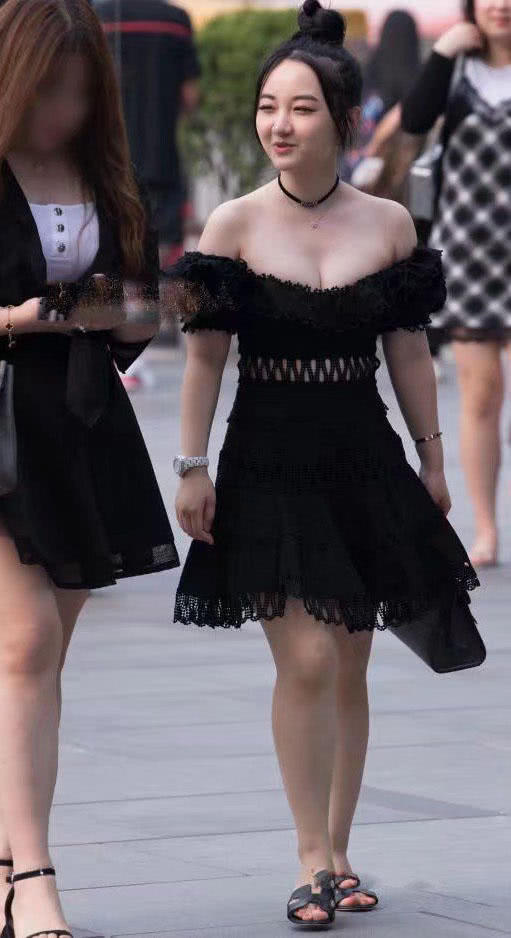 轻质少女一字露肩酥胸半露，面带桃花的美眉谁有本事娶回家？