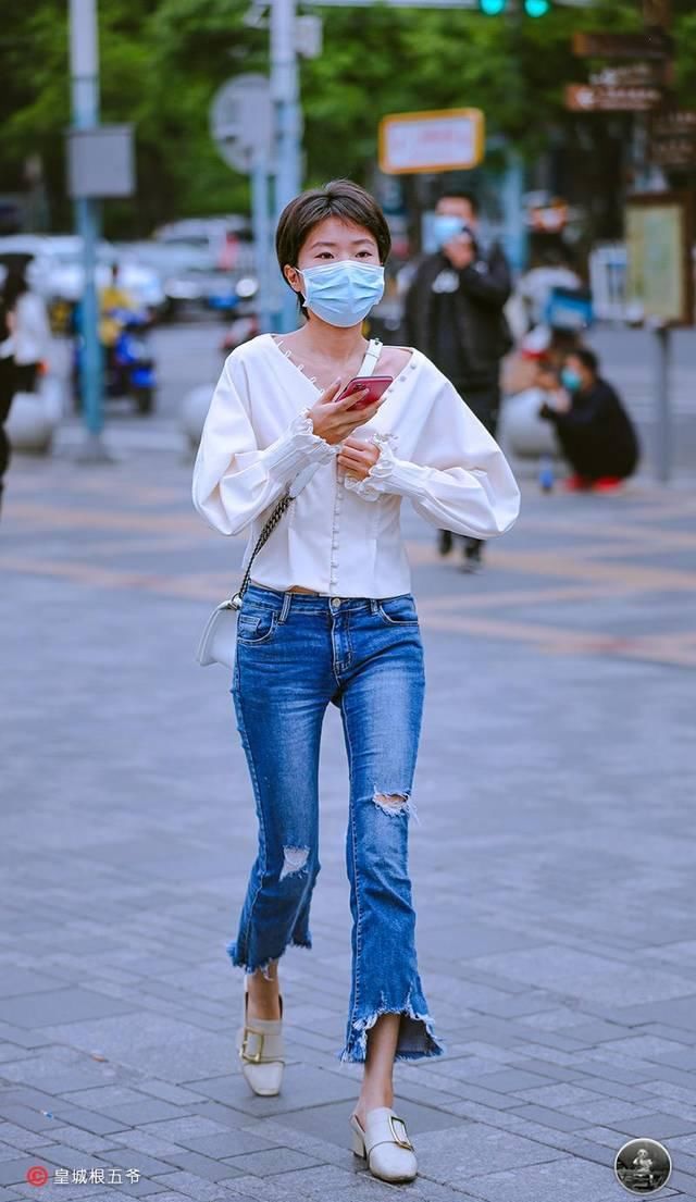 「美女们」街拍:追寻时尚没有任何的限制,时尚达人们的穿衣搭配充满了活力