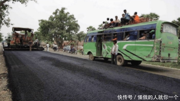 印度男子第一次来中国旅游,一上车就迷茫了:你们管这叫高速?