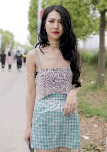 小姐姐上身一件紧身衣，包裹着丰满的上围，展现出傲人的曲线