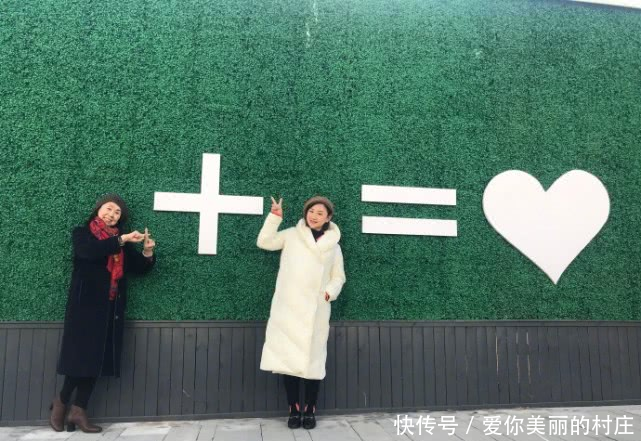 「不易」何雯娜晒日常感叹带娃不易，女儿开怀大笑像极了爸爸梁超