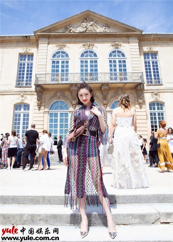 肤白貌美大长腿!景甜别致造型亮相Dior高订秀