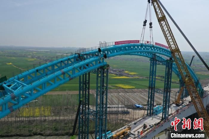  盐通铁路跨■中国在建高铁最大跨度连续梁拱桥顺利合龙