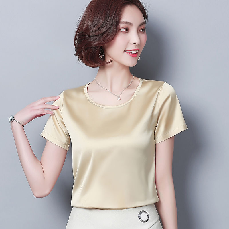 身材丰满的女人就穿吊带，特别性感有女人味，人人看了都脸红