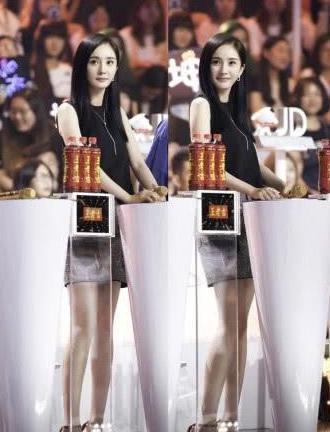 冉莹颖的无跟鞋早被AB杨幂穿烂了，怕站不稳两腿分开连脚趾都用力