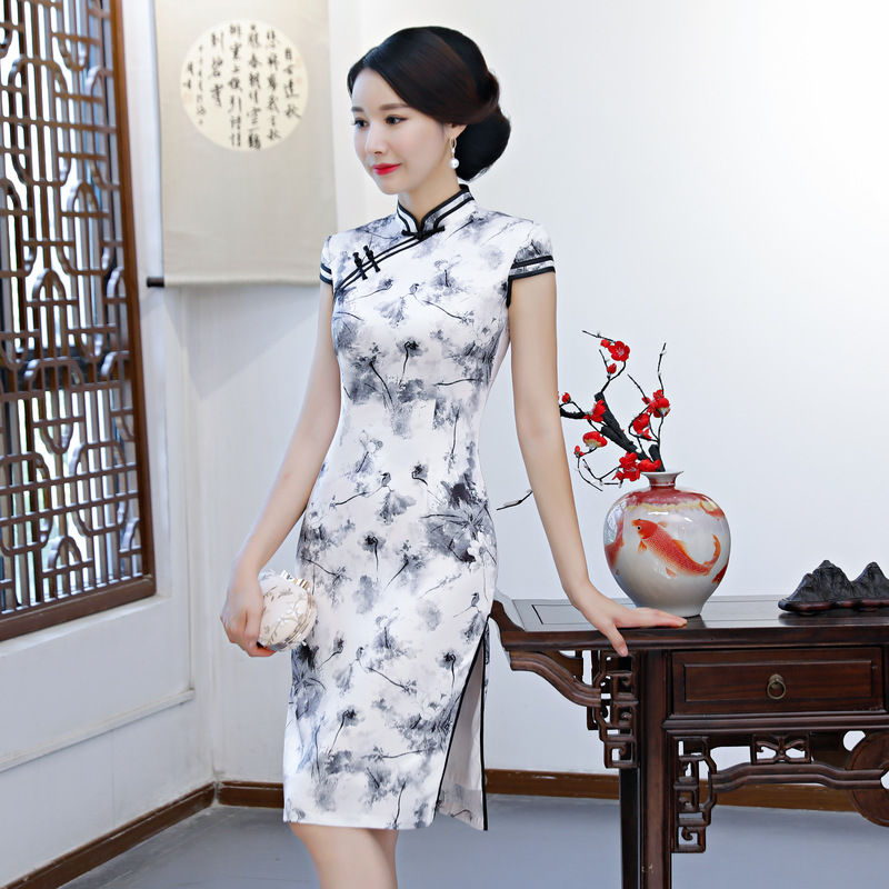 东方女人什么时候最美?穿上旗袍的时候最美!尽显女性迷人身材