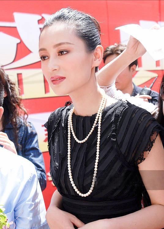  『陈红才』陈红才是最美人家富贵花，珍珠链配条纹黑裙，天然的头额骨美翻了