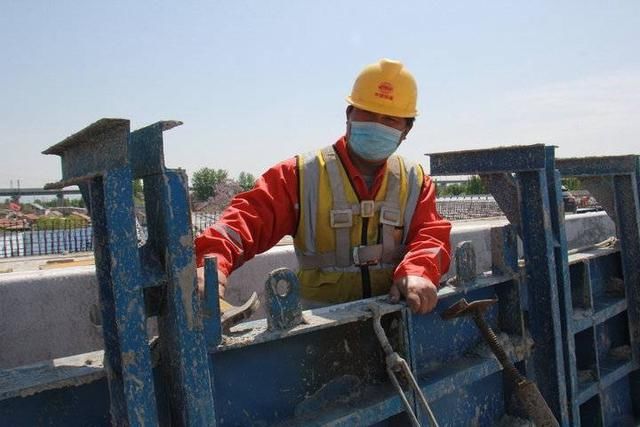  「技能」战疫情、保工期、比贡献 济南大东环举办护栏施工技能比武竞赛