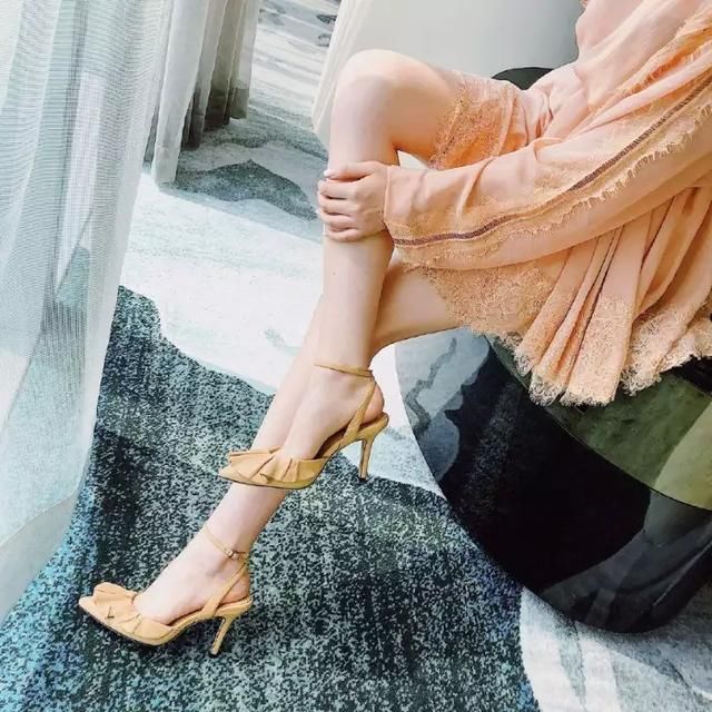 舒适的鞋头设计干练有型，很好的包容脚丫