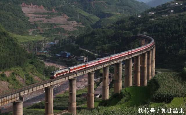  鸣笛■中国最特殊的大桥：一名年轻战士被浇筑在这里，火车经过