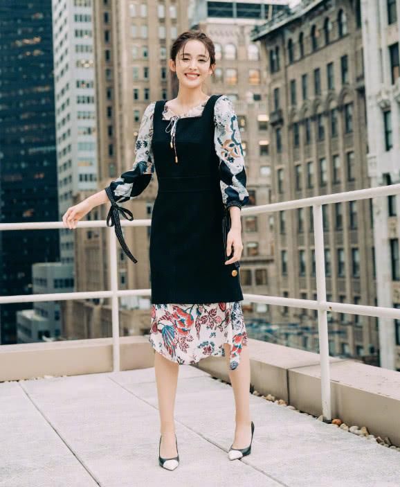 娜扎不愧是时尚达人，“病号服”都能穿出性感，一般人驾驭不来！