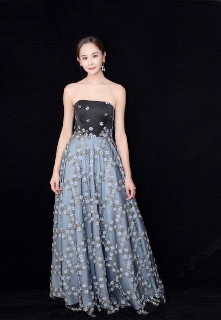 蓝色长裙好看不好穿！baby美似仙女下凡，柳岩却显得过于性感