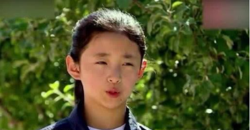 【主人公】《变形计》农村女孩来到城市，背上名牌包包引争议，原因心酸