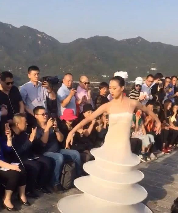 “蚊香式”裙子突然爆火，原谅我不厚道的笑了！