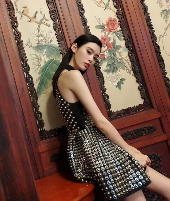 奚梦瑶因天热就穿件“小裹胸”？网友：终于知道何猷君为啥看上她