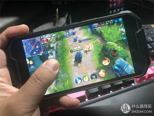 萝卜谈数码 篇二:大妈首发:摧毁一部手机有多难?三防手机MANN 8S不完全暴力测试