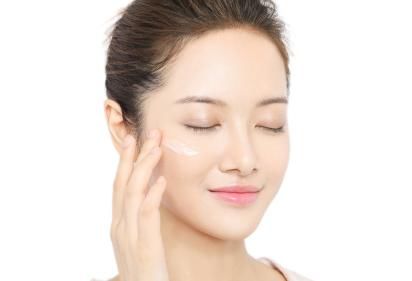 『眼霜』涂了眼霜,眼纹为何还是越来越深?多注意这几点,让眼霜不白涂