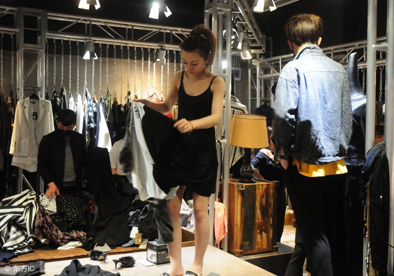 当众试穿衣服也是一种职业，穿版模特虽然月薪过万，每天却很辛苦