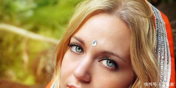 印度美女到中国旅游，回印度后却怨恨去过中国，原因让人“心塞“