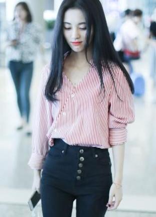 鞠婧祎终于穿连衣裙走机场，面容是四千年美女，身材却是小学生！