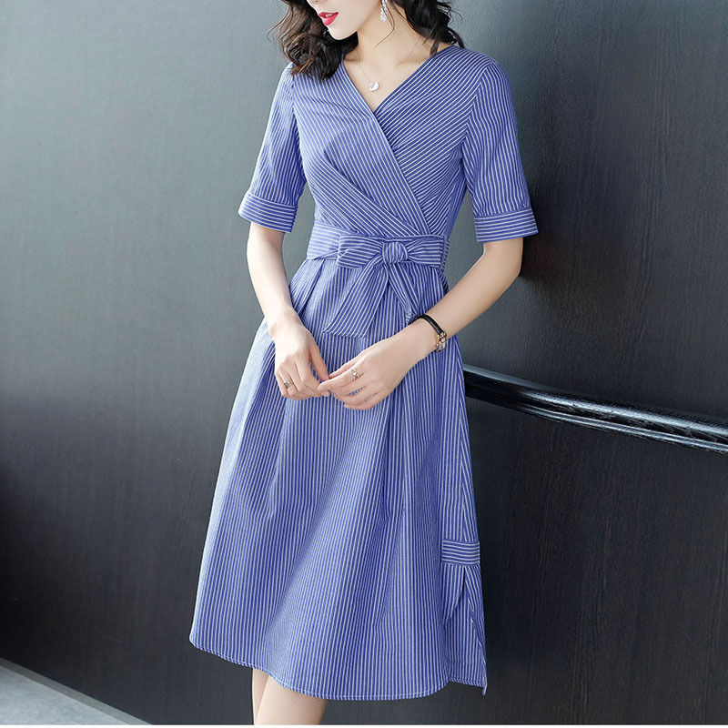 年过40的你偶尔装嫩一下，多穿这样的连衣裙配高跟鞋焕发女人味