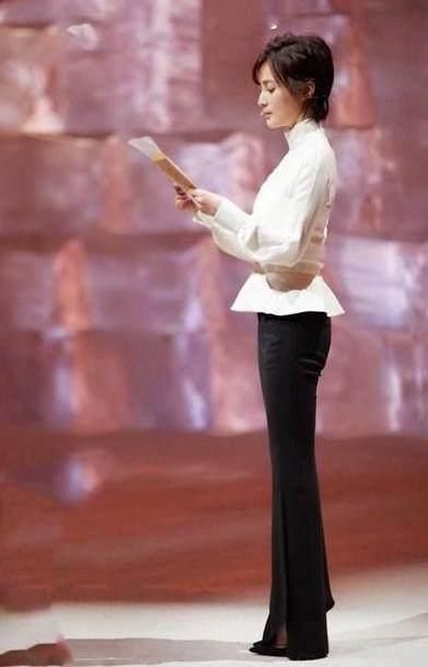 蒋勤勤关晓彤同台,看了照片终于知道微胖与苗条的差距!