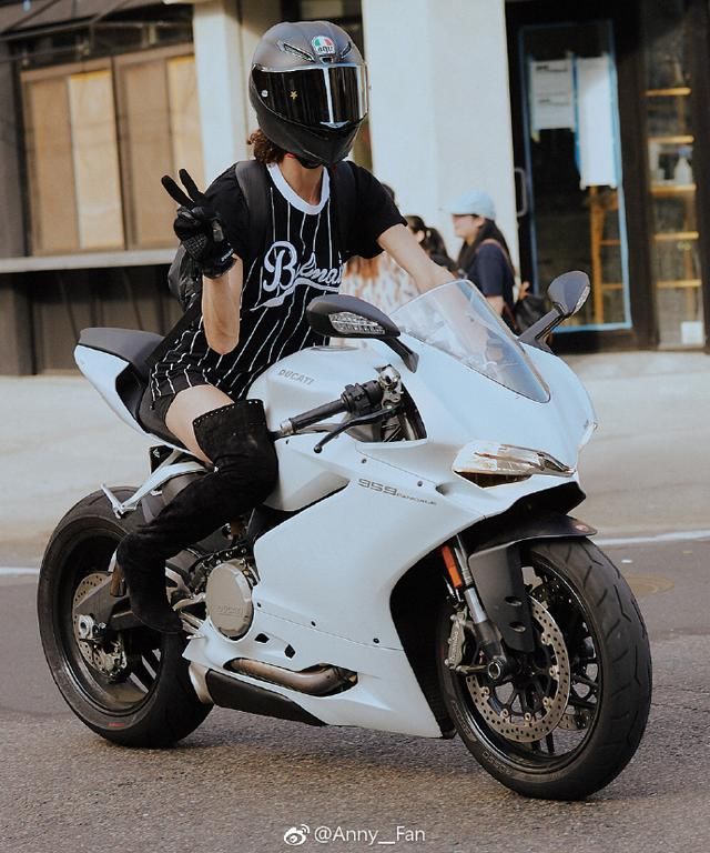 Jordan Rand机车小姐姐 穿着T恤长靴就面试了纽约时装周 酷爆了