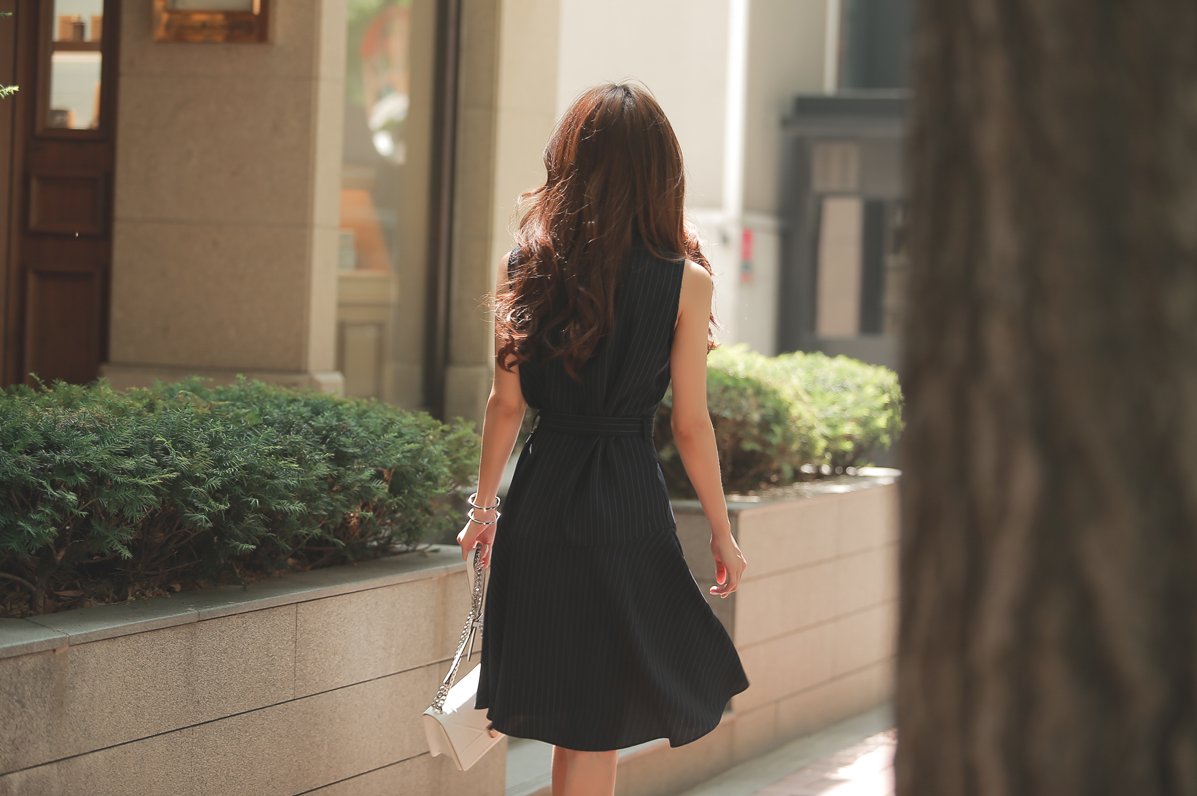 女神珠珠:黑咖啡愠色竖条不对称束腰裙