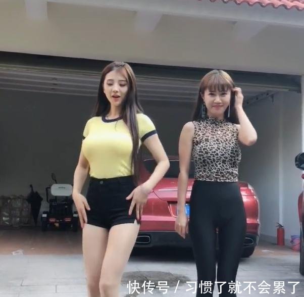 街拍：一对时尚的小姐姐齐秀长腿