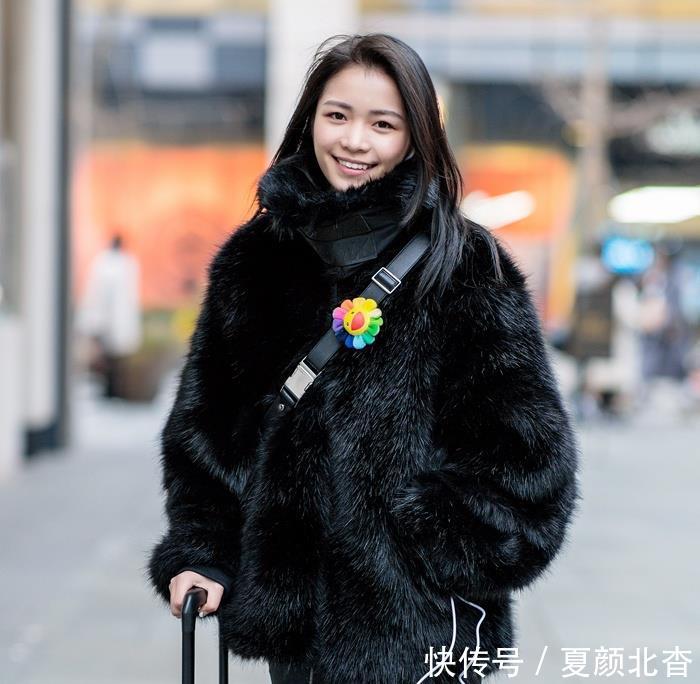  太漂亮@街拍：皮肤白嫩的小姐姐，颜值如此的美丽，太漂亮了