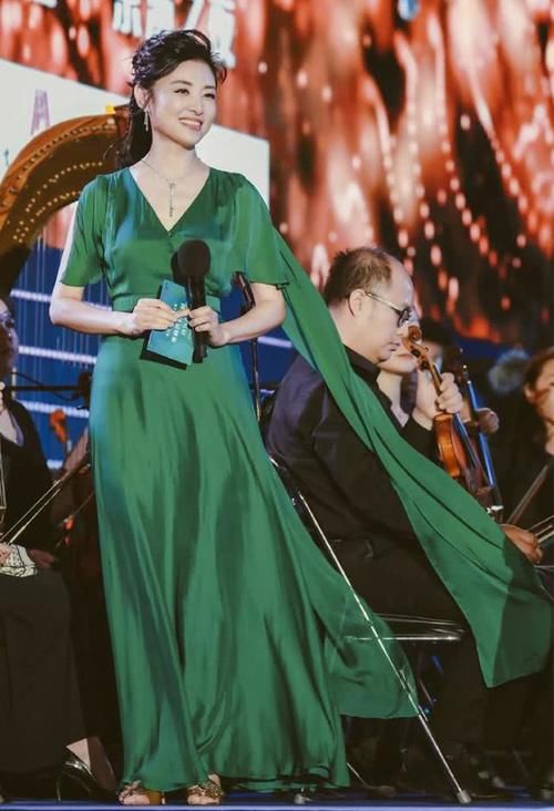  足以@周涛不愧是昔日央视一姐，穿薄纱露背裙美得真惊艳，气质足以服人