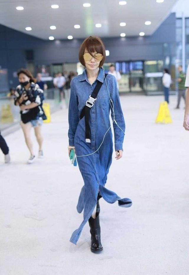  时髦：著名主持人陈鲁豫终于穿对衣服，一袭牛仔连衣裙长裙，减龄时髦