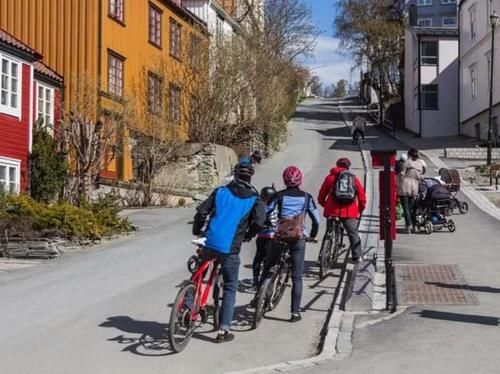  [安装]世界最“特殊”的自行车电梯，安装在马路上，爬再高的坡