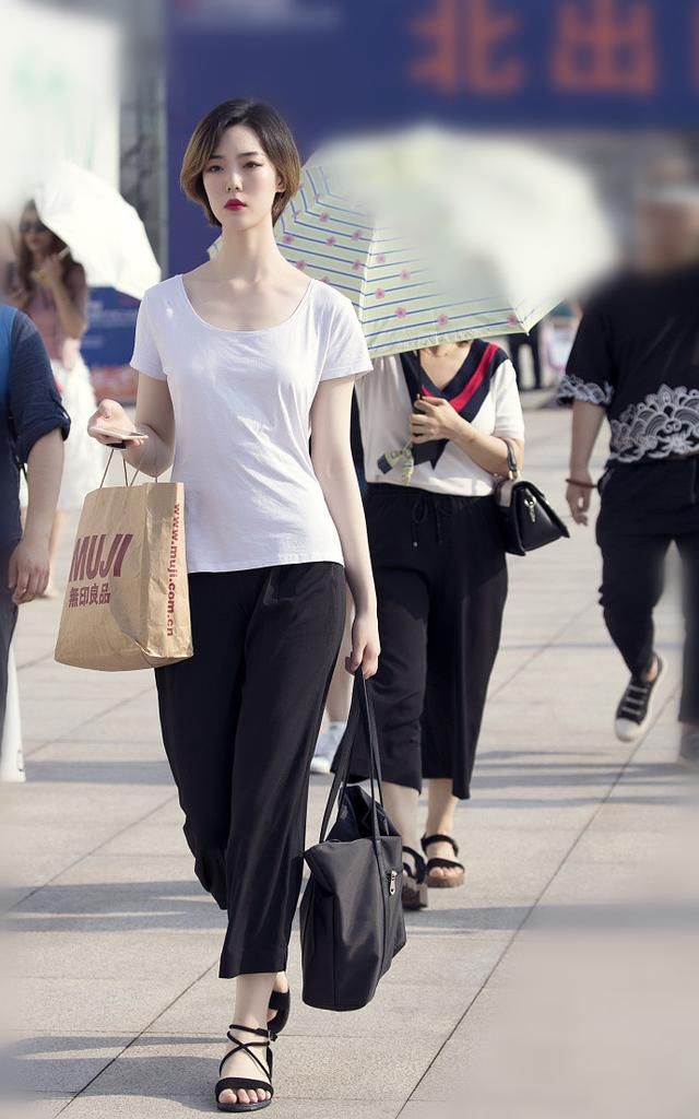 路人街拍，夏日奔放凉爽的穿搭参考，让你尽显成熟女人的迷人魅力